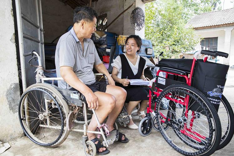为全村24位有需求的残疾人适配各类辅具60余件,帮助他们走出家门,融入