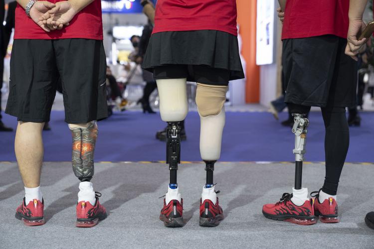 才扬 摄10月16日在中国国际福祉博览会上拍摄的一套上肢康复训练系统